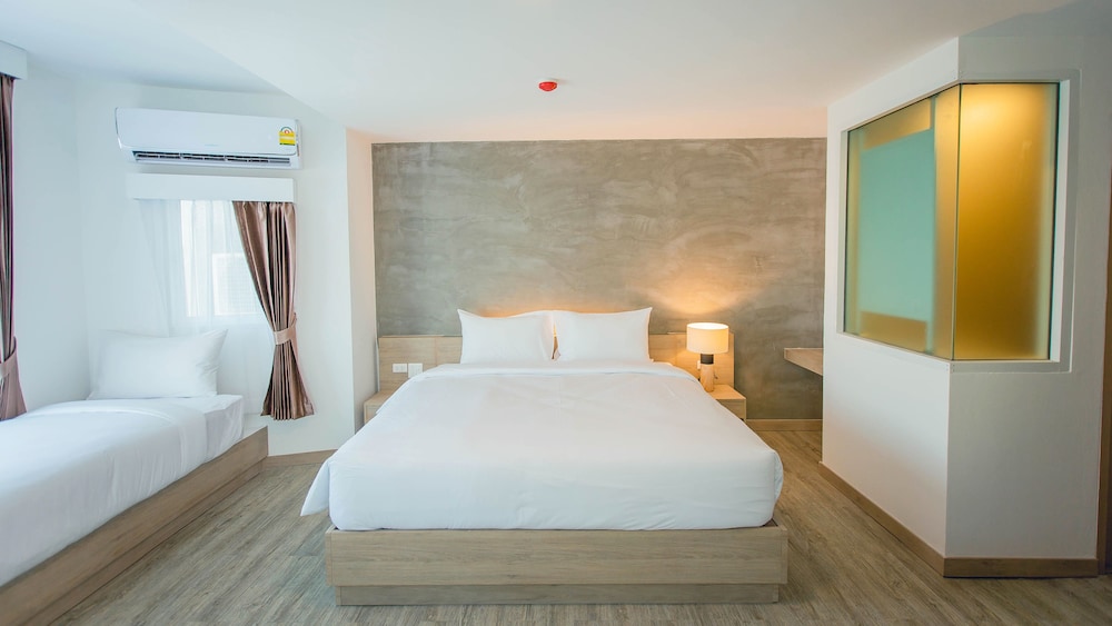 B2 Nakhonsawan Premier Hotel 10/15
