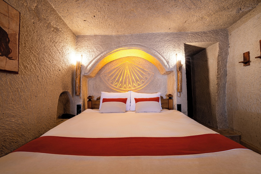 CAVE, DELUXE, SUITE