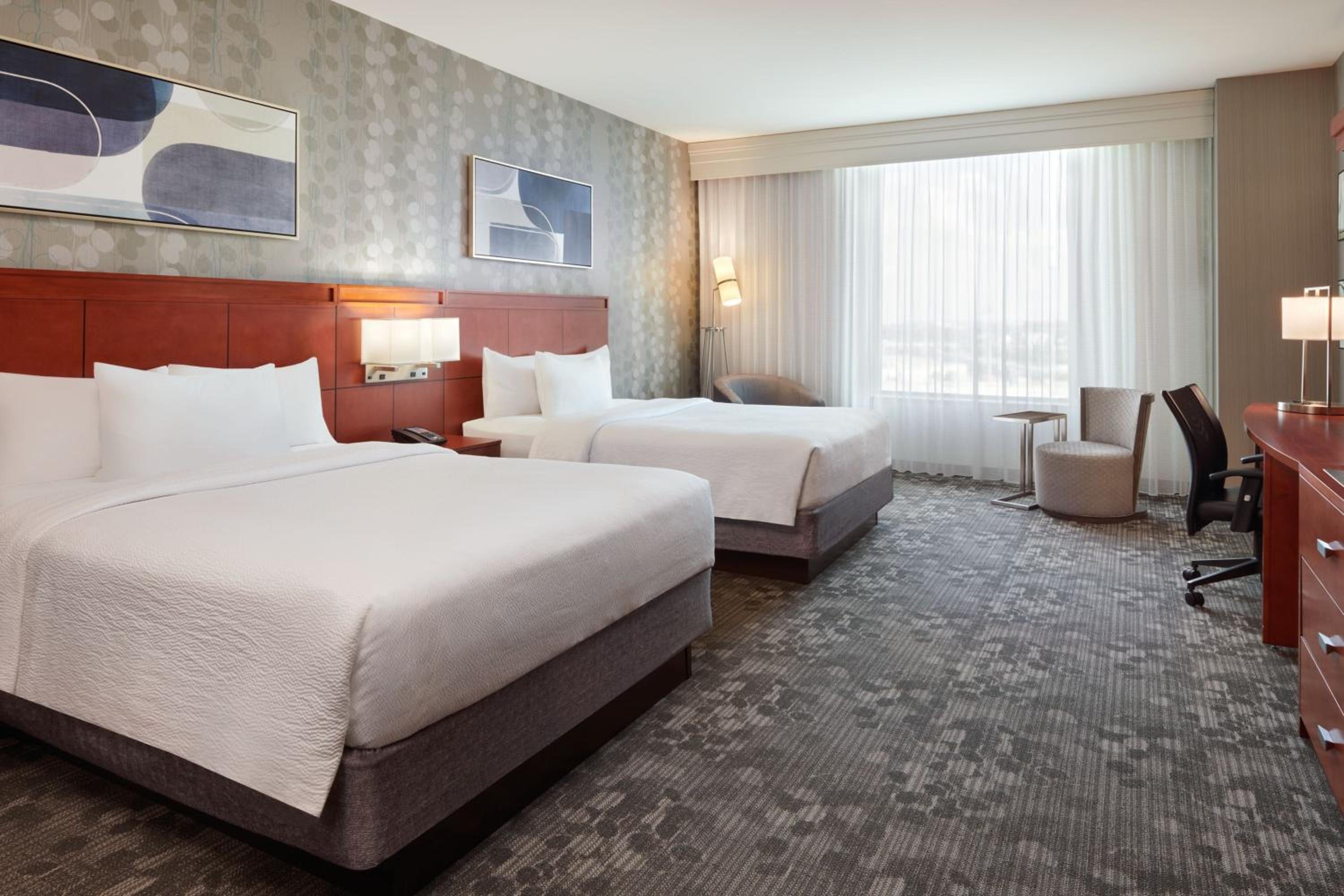 Guest Room, King Bed, 2 Queen Beds