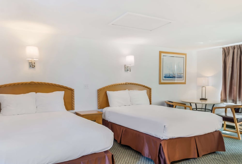 Americas Best Value Inn Suites Hyannis Cape Cod 19/42