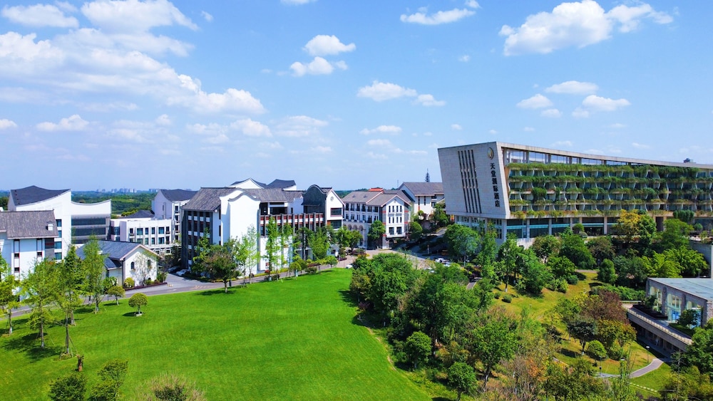INTERCONTINENTAL SANCHA LAKE 32/33