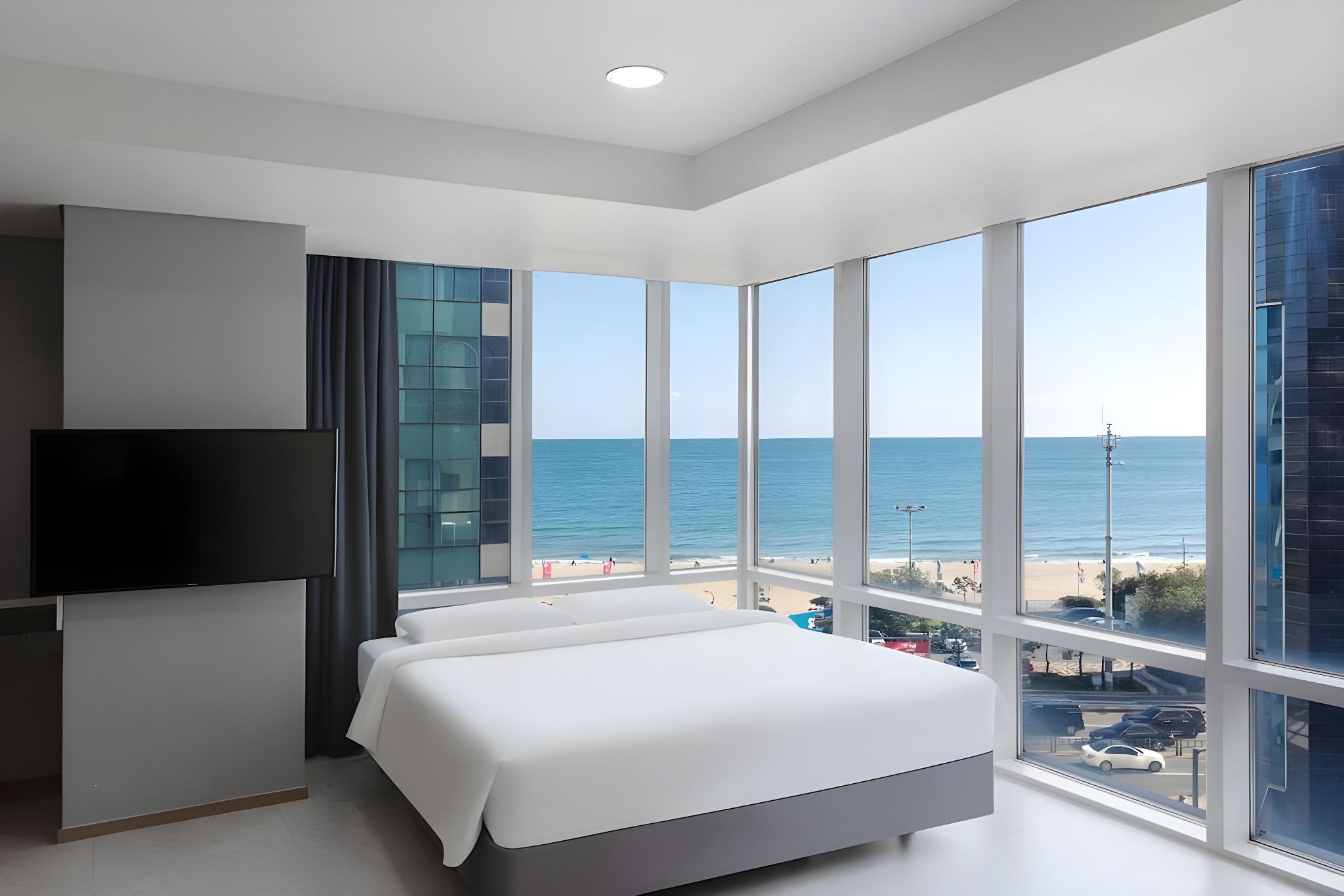 Suite, Partial Ocean View, Pool Access, Corner