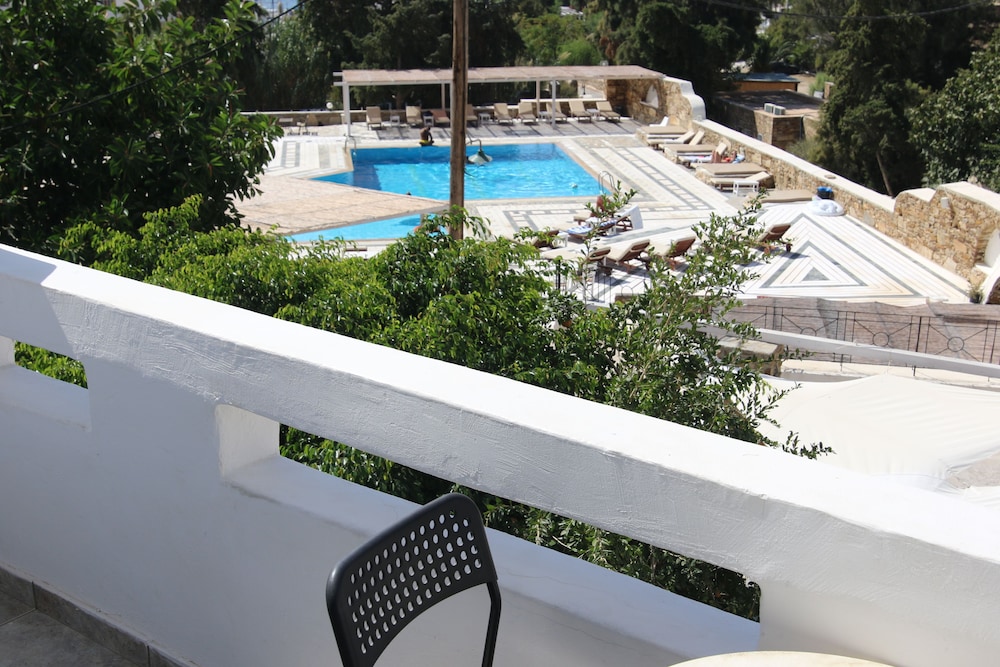 Armadoros Hotel / Ios Backpackers 15/47