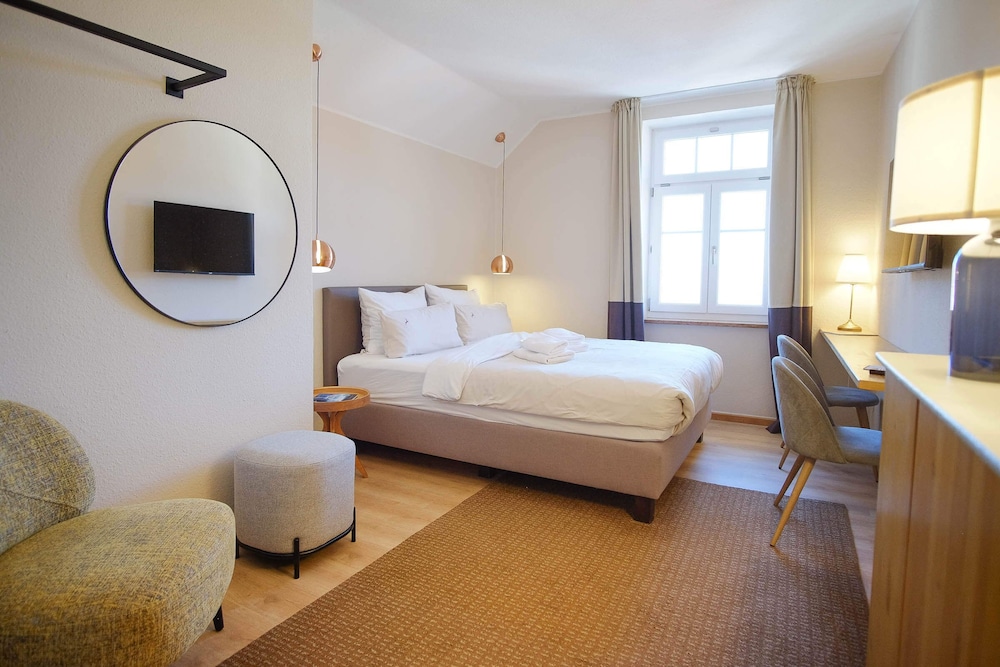 City, Queen Bed