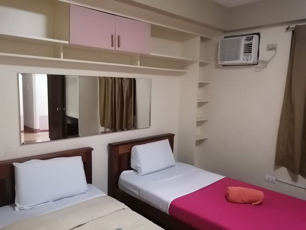 ROOM, TWIN BEDS
