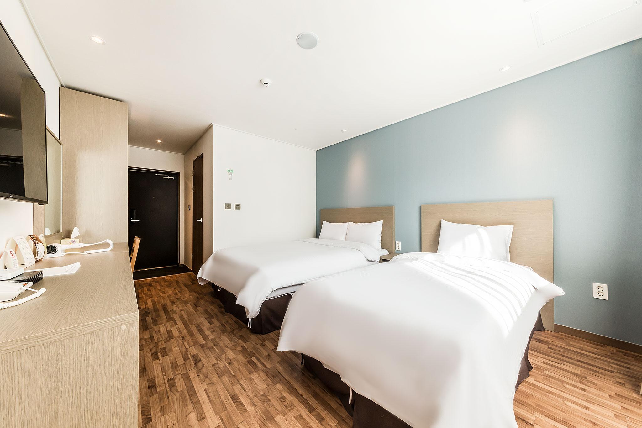 Deluxe, Twin Beds, Queen and Twin Beds, Mountain View