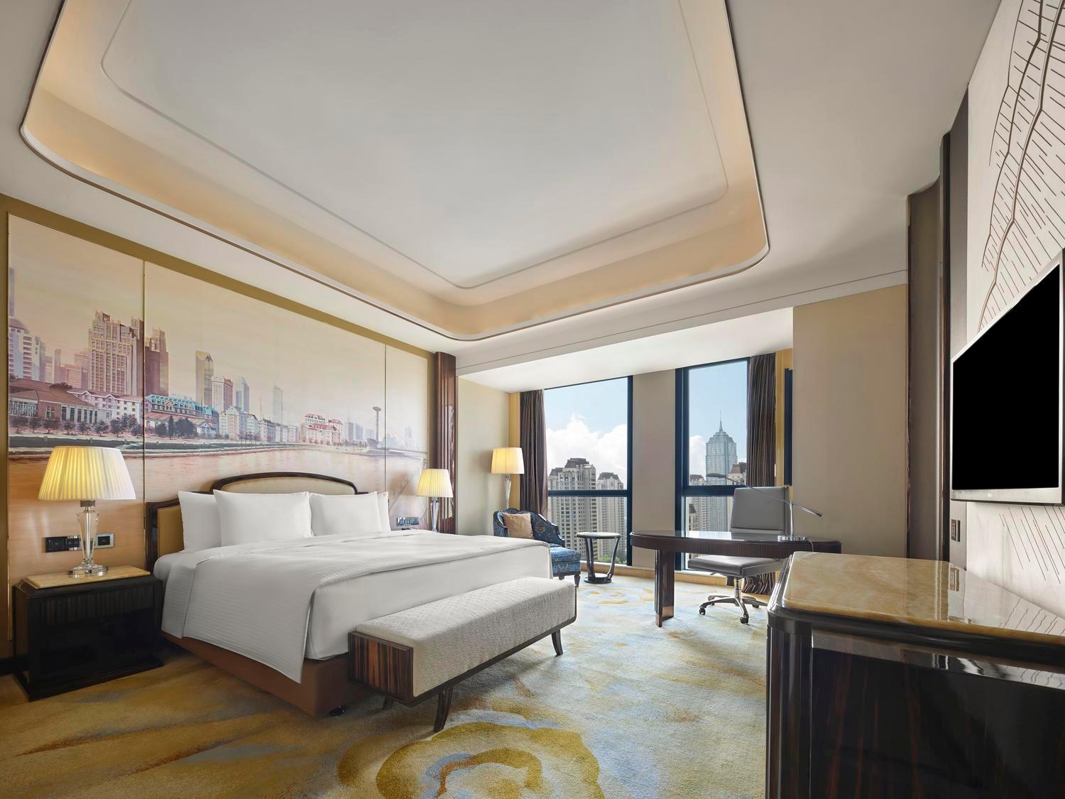 Room, King Bed, City View, Executive Level, Bathtub