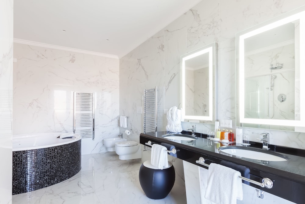 جناح بسرير كينج بشرفة، Radisson Blu Ghr Hotel Rome 8/8