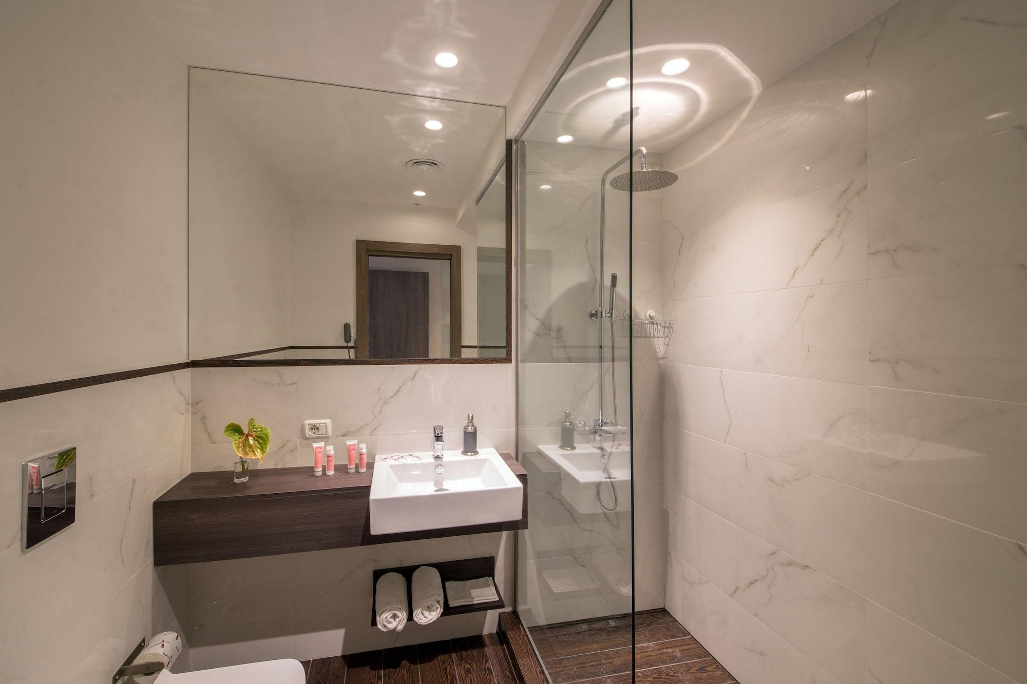 غرفة ثلاثية بشرفة، corso grand suite 5/5