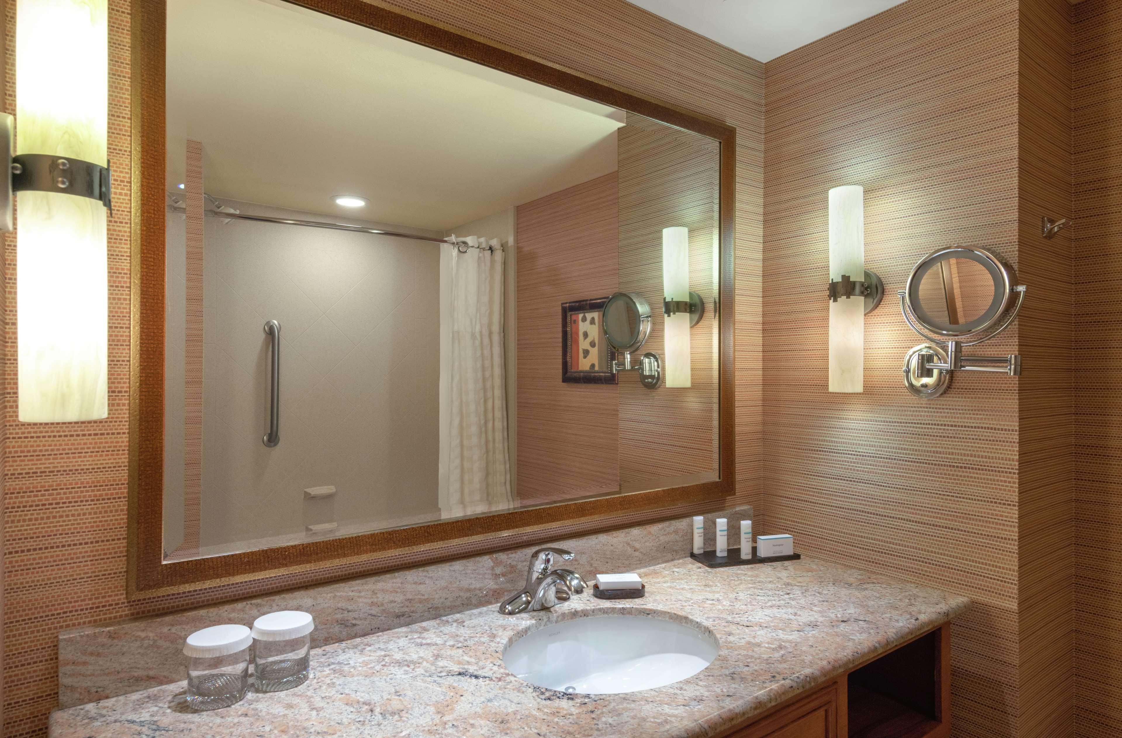 Pure, 2 Rooms, Wellness, Suite, King Bed، Embassy Suites by Hilton Loveland Hotel Conference Center and Spa 2/2
