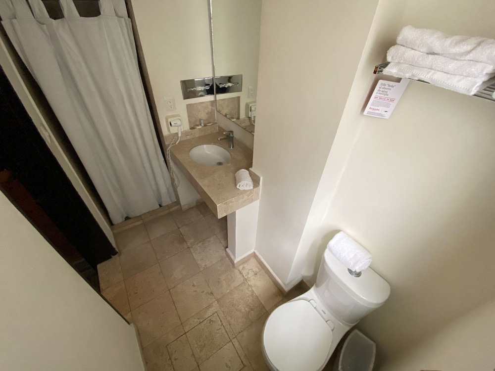 غرفة بسرير كينج، Ramada Plaza by Wyndham Leon 9/9
