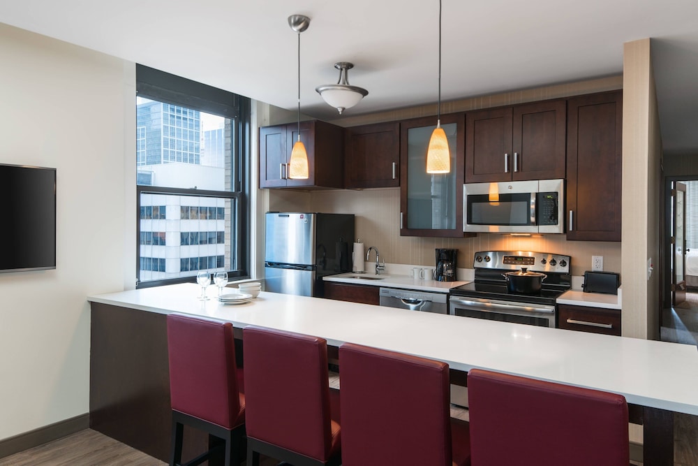 Residence Inn Chicago Downtown Loop 69/82