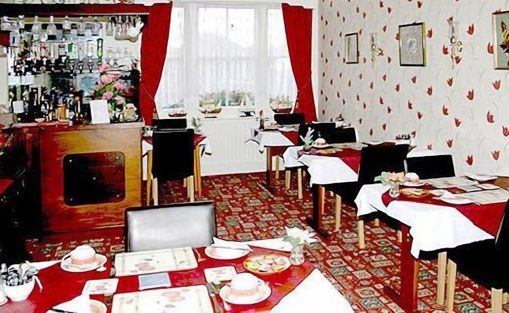 Lyndsay Guest House 39/50