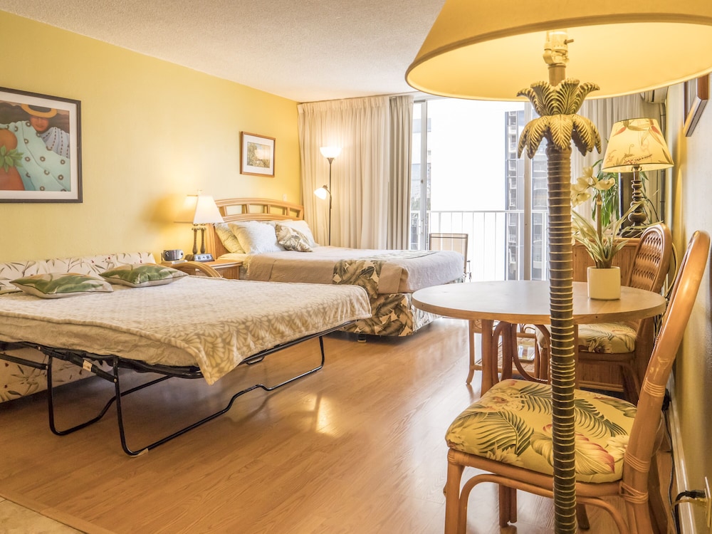 PREMIUM, STUDIO, QUEEN BED, SOFA, KITCHEN