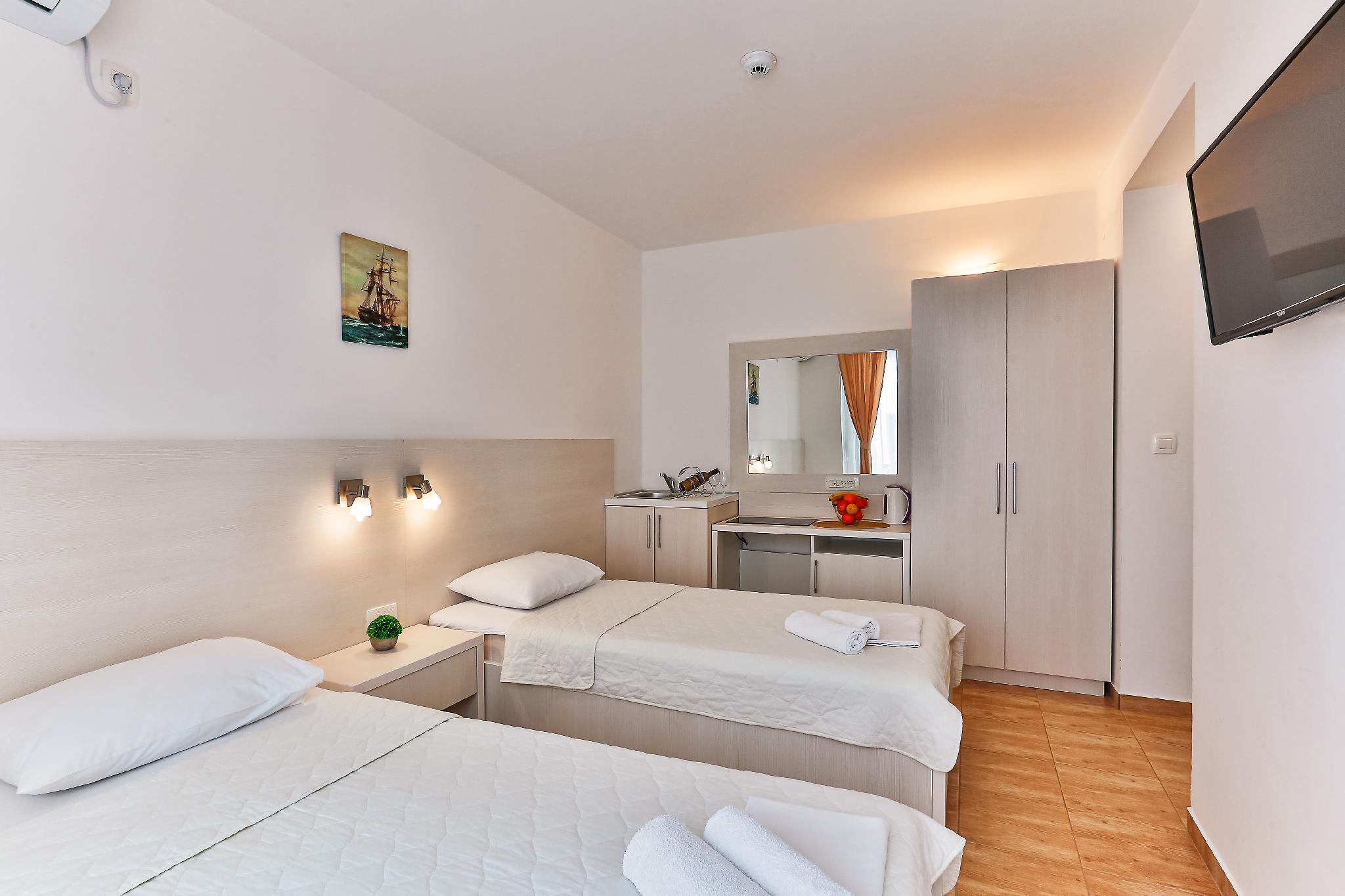 STUDIO, TWIN BEDS