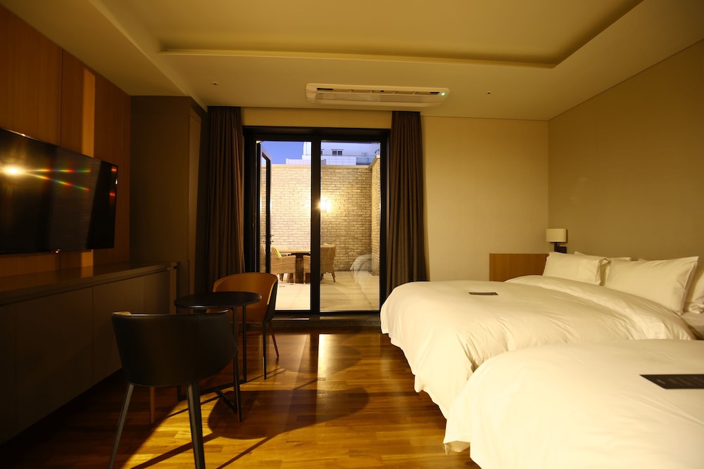 Hotel East9 10/69