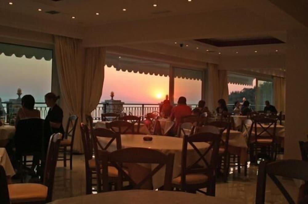 Aloha Hotel 16/30