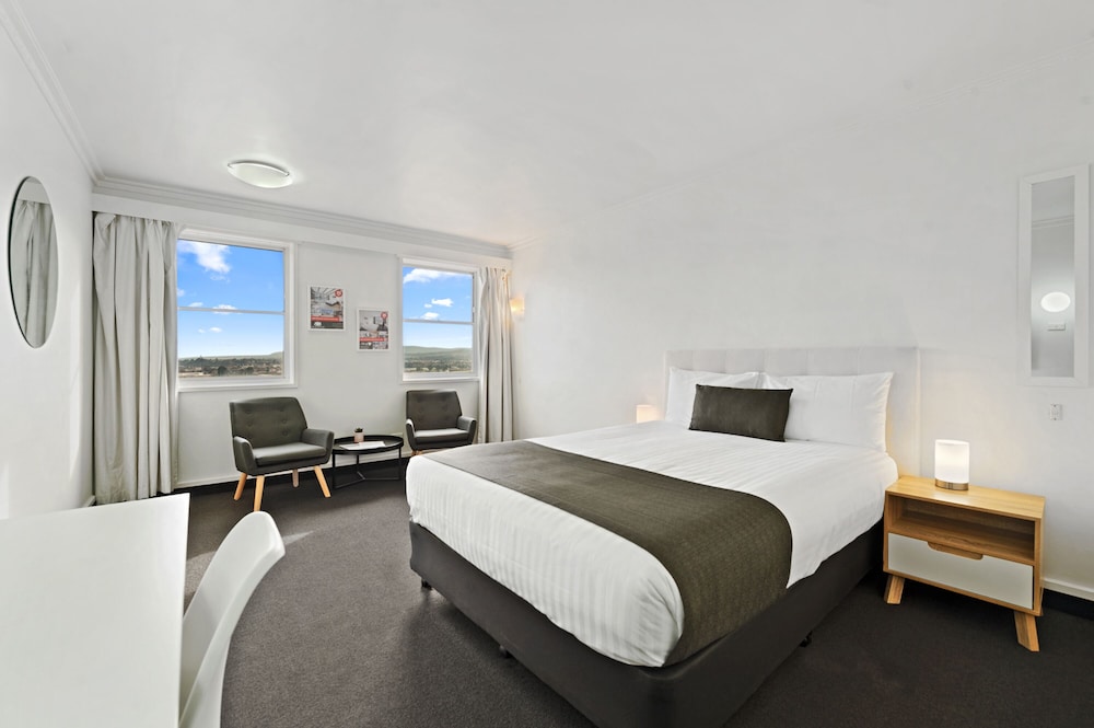DELUXE, QUEEN BED