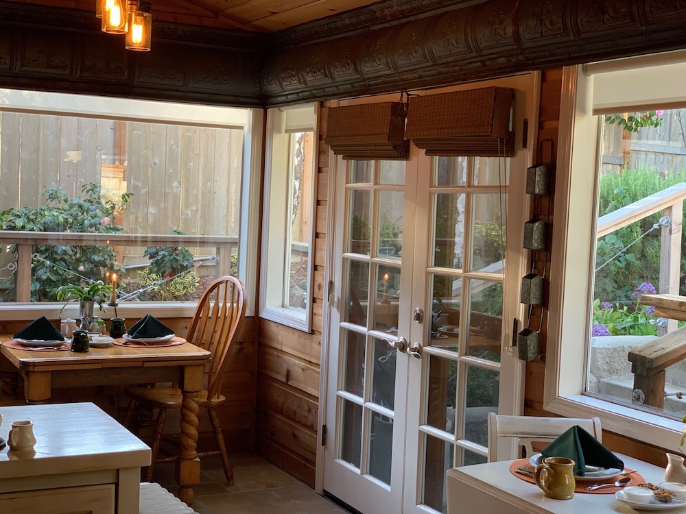 J Patrick House Bed And Breakfast Inn 55/65