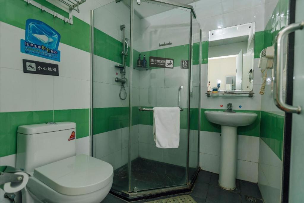 7 Days Inn (Guangzhou High-speed Railway Station Huijiang Metro Station) 33/37