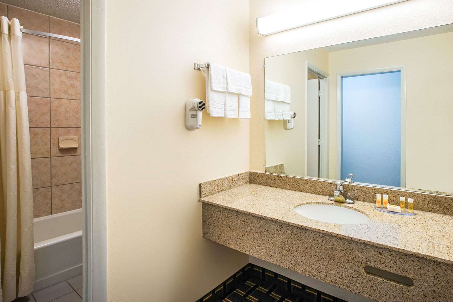 Days Inn By Wyndham Roanoke Near I-81 44/47
