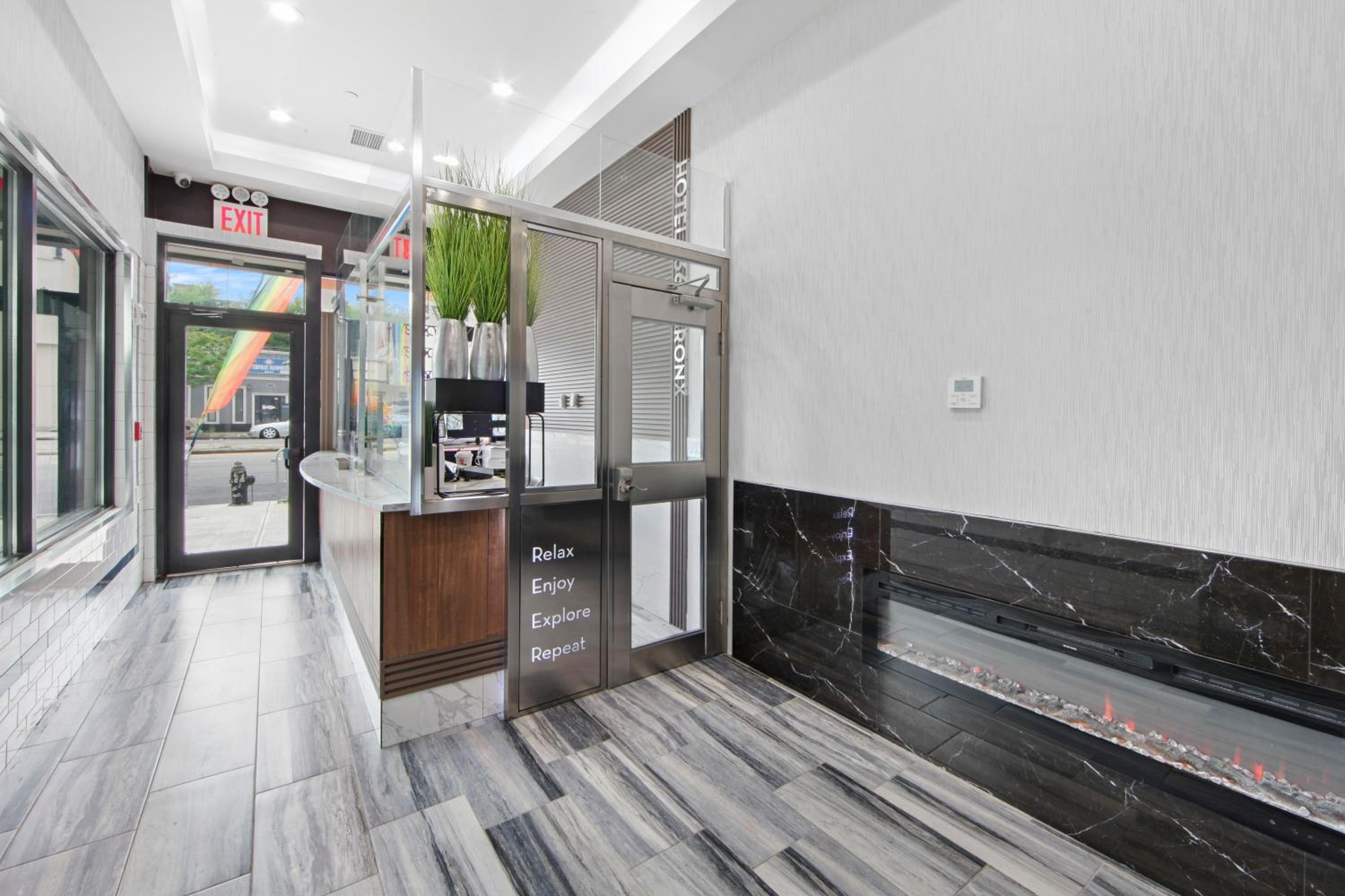 Hotel 365 Bronx 10/50