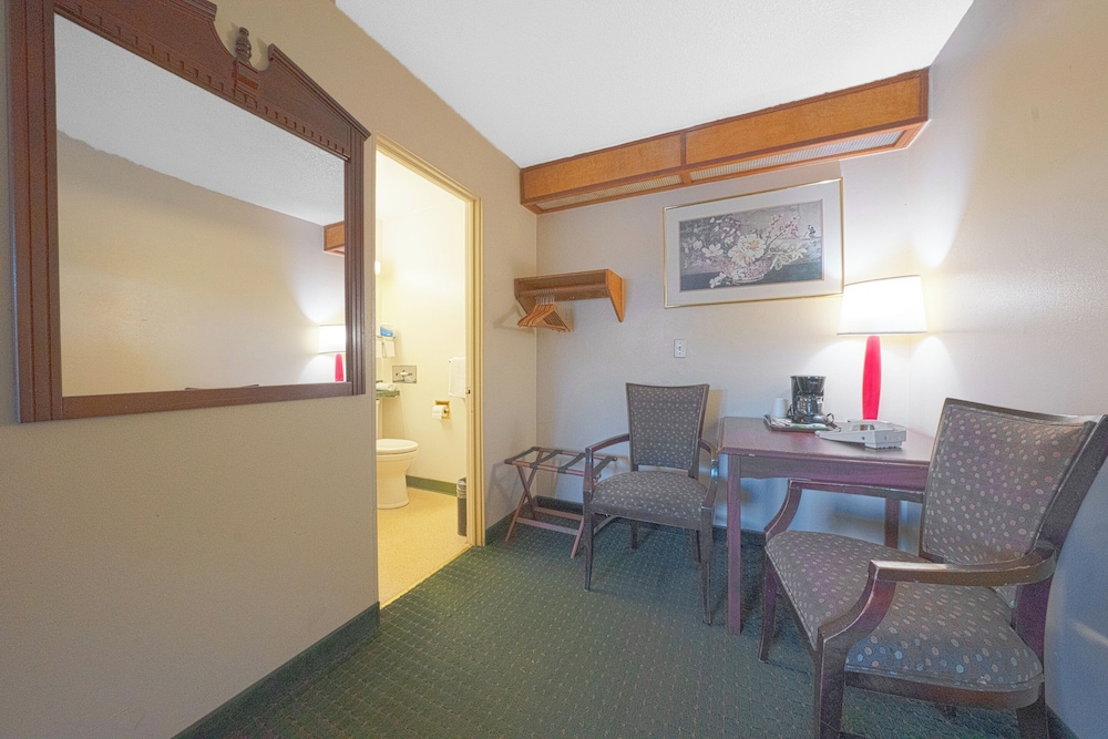 Econo Lodge Convention Center 29/39