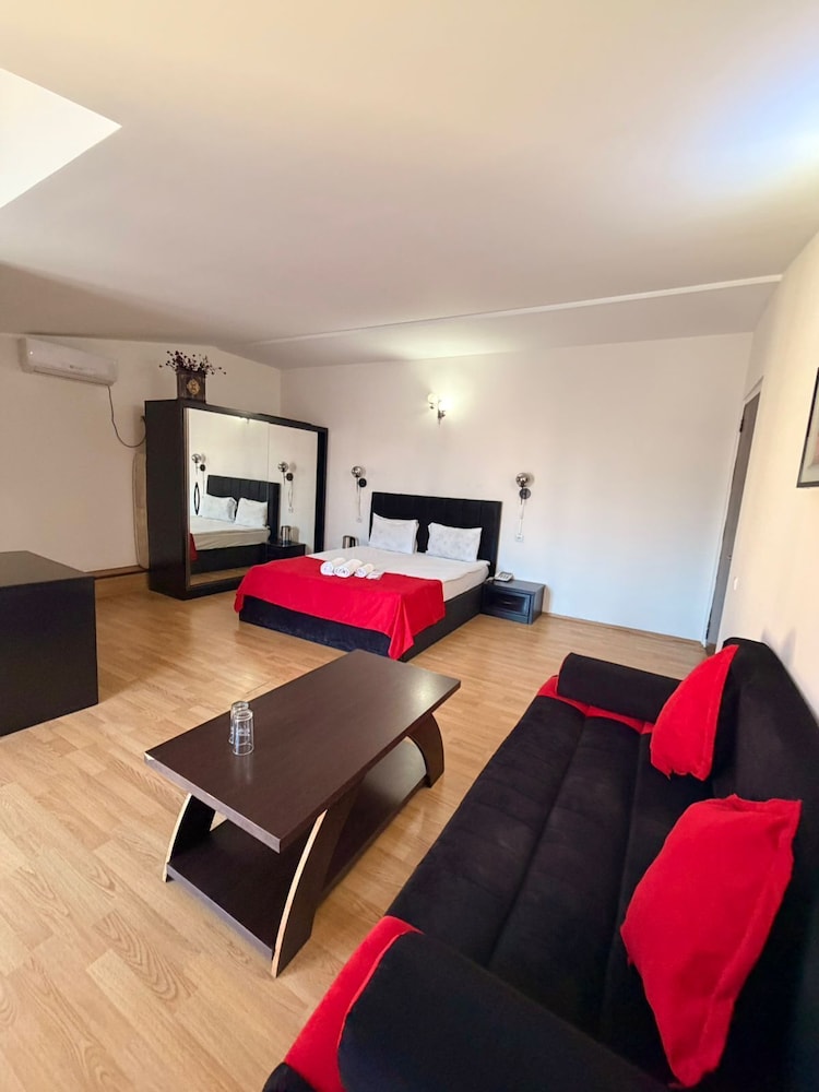 Qeroli Hotel 30/50