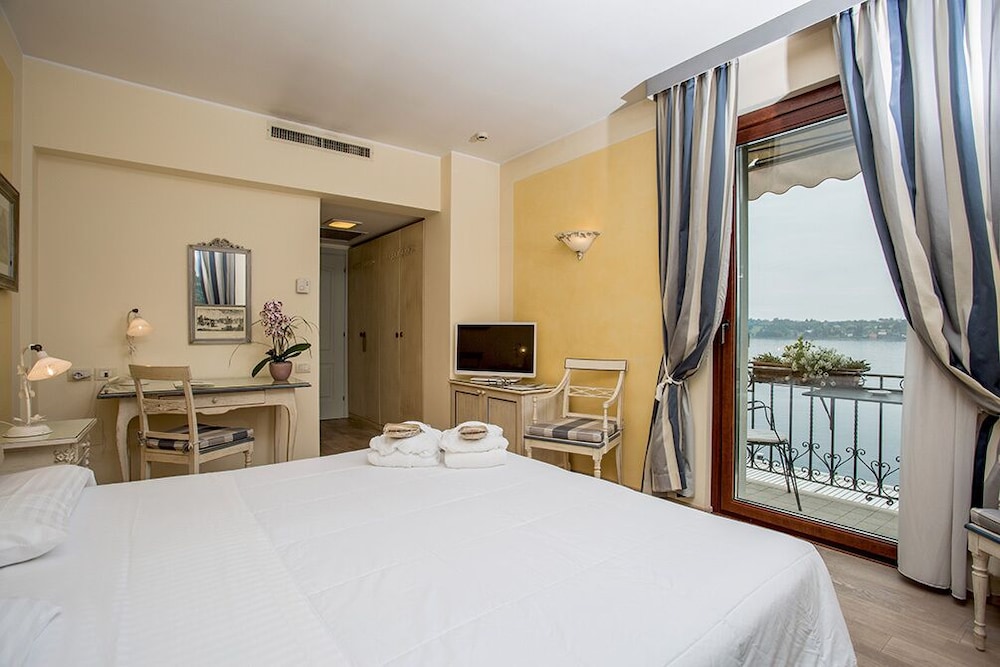 SUPERIOR, DOUBLE OR TWIN BED, PARTIAL LAKE VIEW