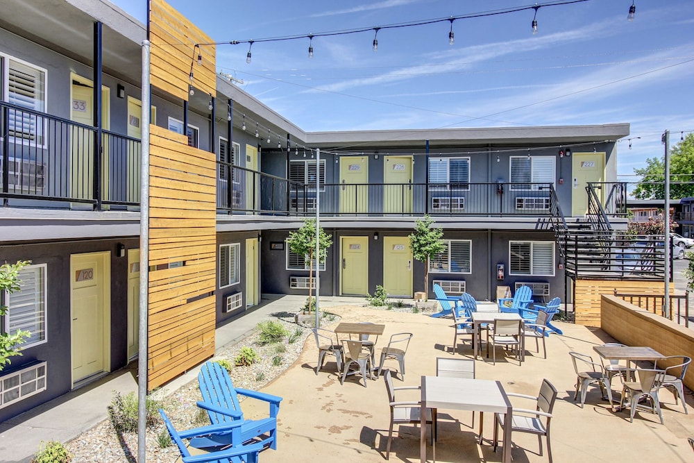 Americana Modern Hotel 3/38