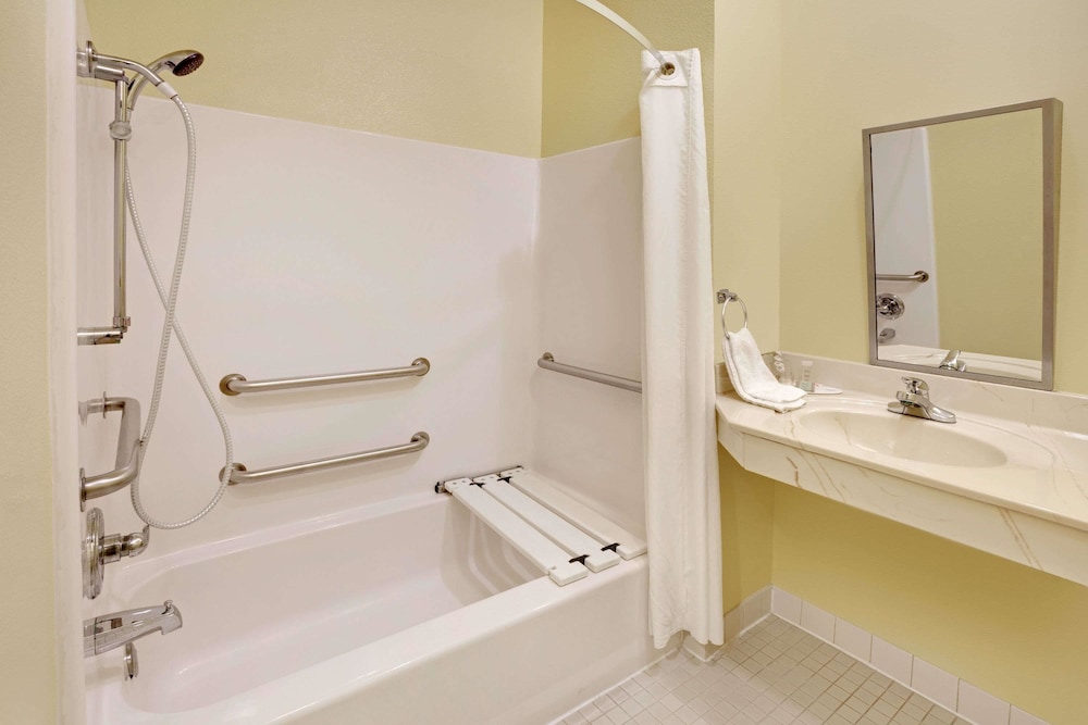 Super 8 by Wyndham Pasadena 10/25