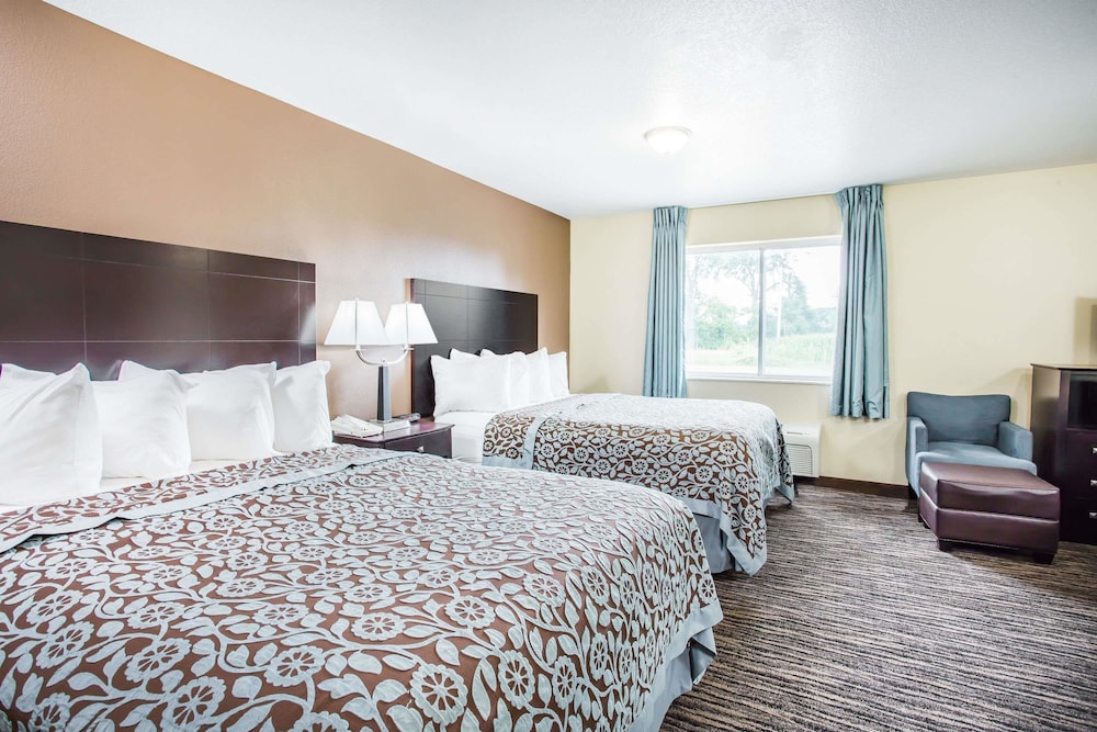 Days Inn by Wyndham Evansdale Waterloo 17/40