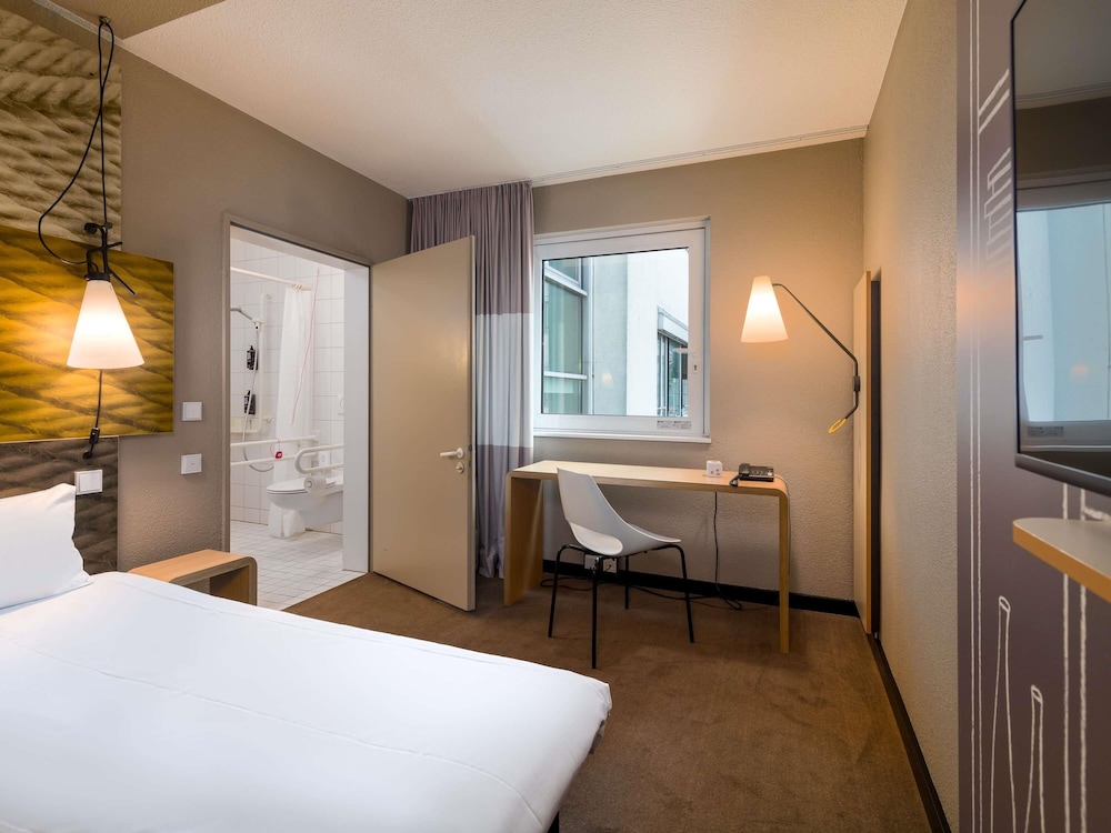 غرفة قياسية بسريرين منفصلين لذوي الإعاقة، IBIS HAMBURG ST PAULI MESSE 9/10
