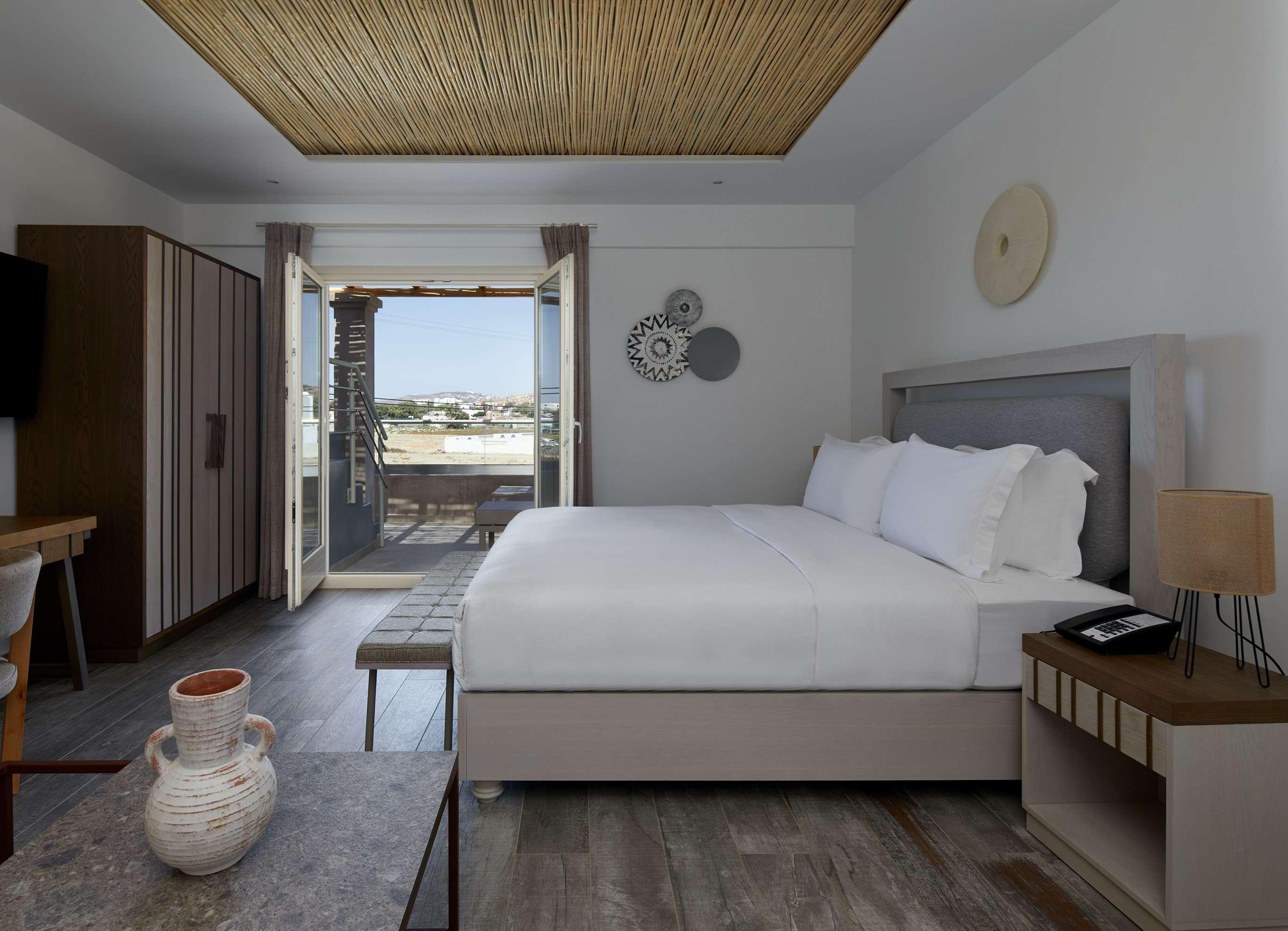 جناح جونيور بسرير كينج بجاكوزي، Sea Breeze Santorini Beach Resort, Curio by Hilton 4/6