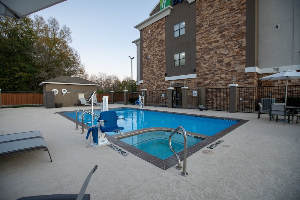 Holiday Inn Express Hotel And Suites Cleveland 52/55