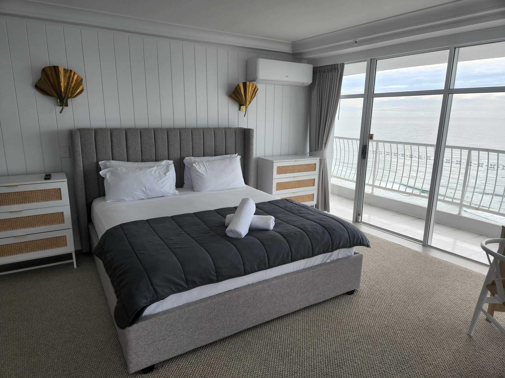 3 Bedrooms, Sub Penthouse, King and Queen and Twin Beds، Burleigh Surf Apartments 2/8