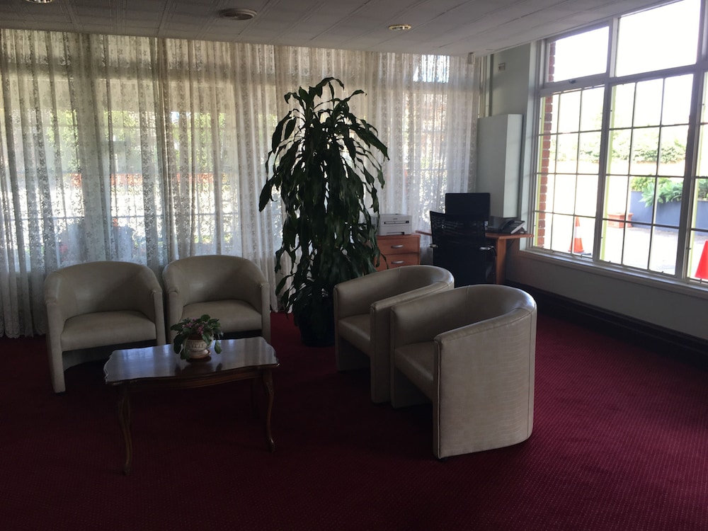Town & Country Motel 27/42