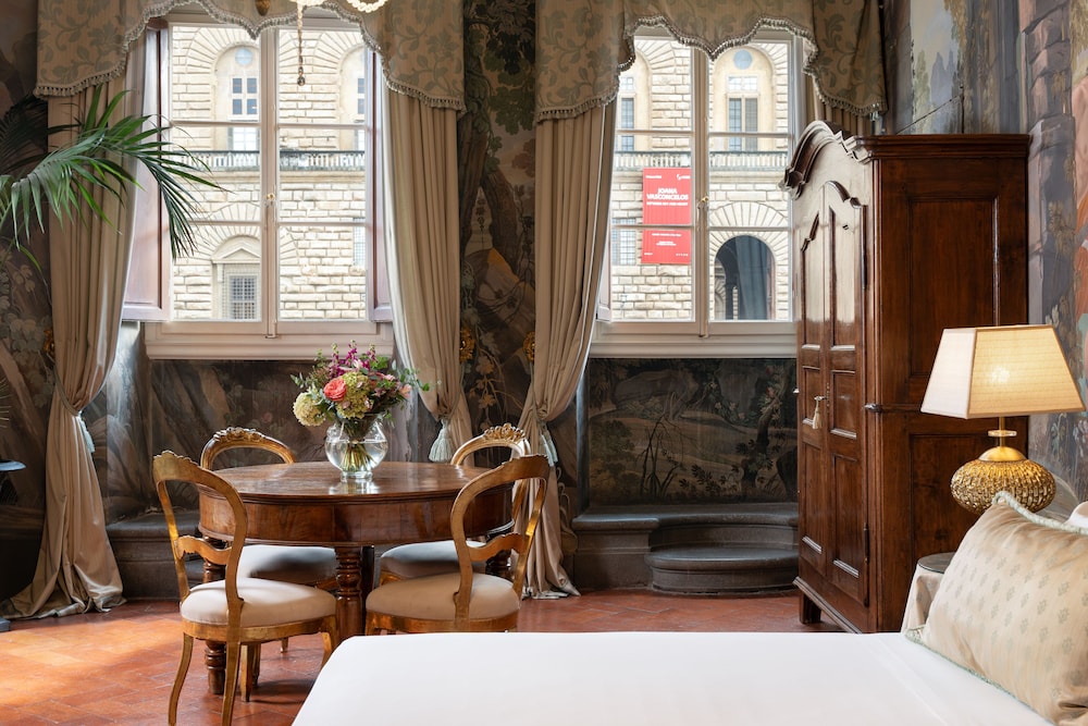 Piazza Pitti Palace 35/50
