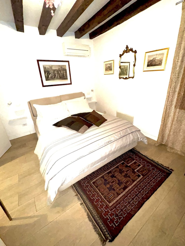 DELUXE, DOUBLE BED