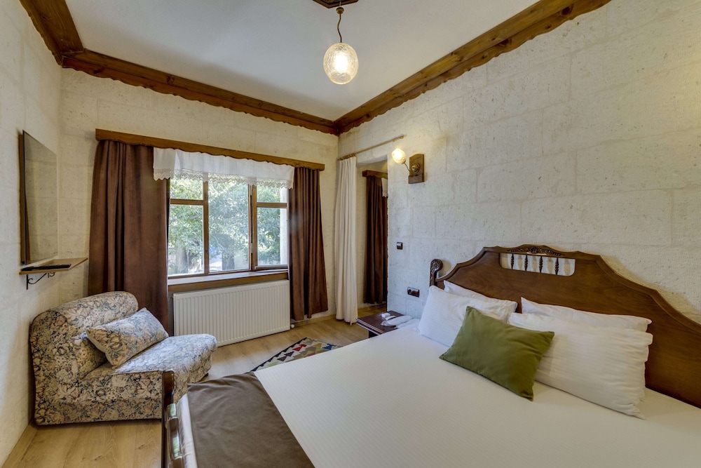 DELUXE, DOUBLE OR TWIN BED