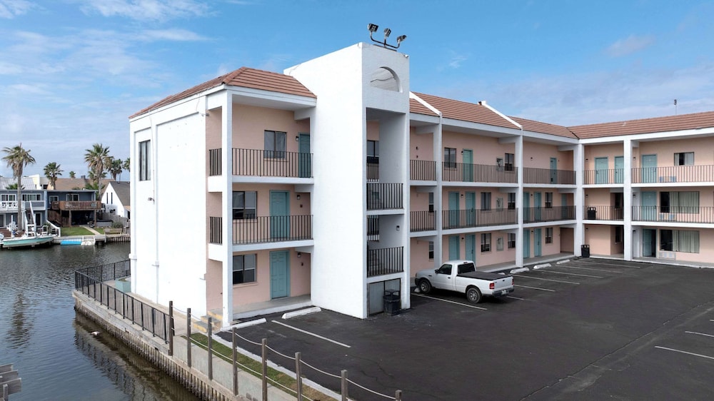 WindWater Hotel & Marina 58/66