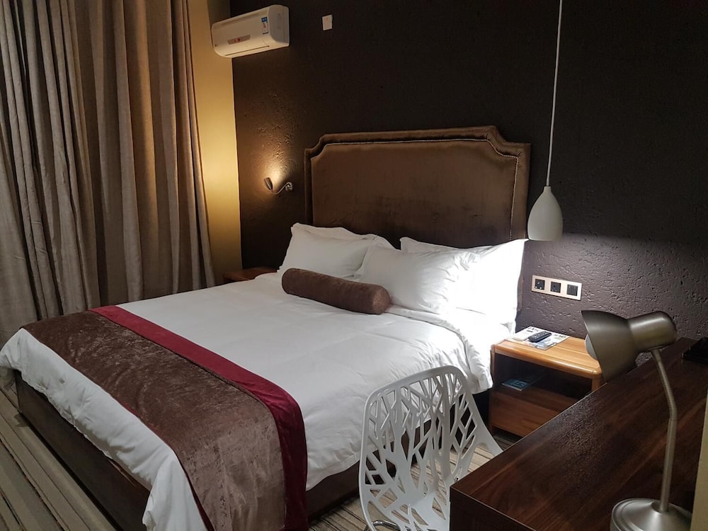 La-Signature Guest House 7/23