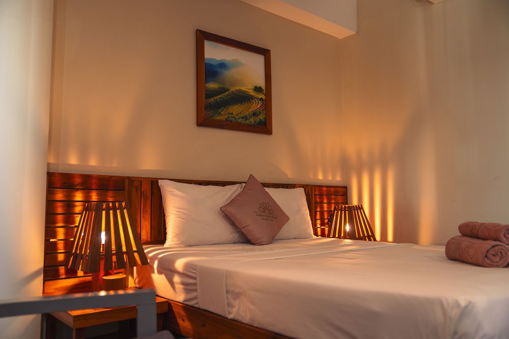 DELUXE, DOUBLE OR TWIN BED