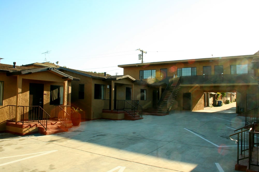 Pacific Inn And Suites 6/50
