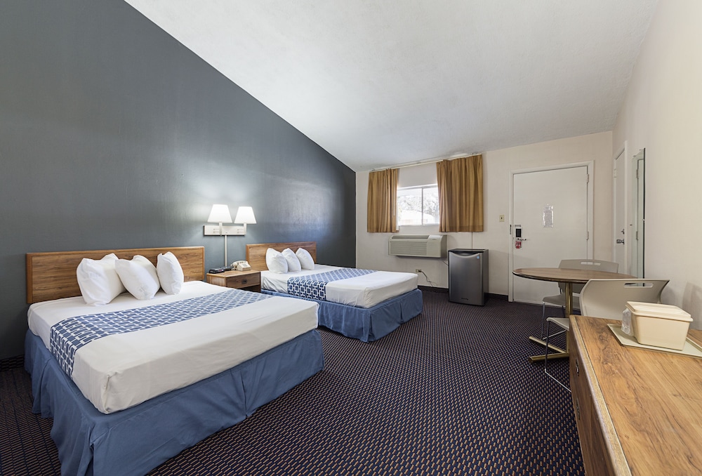 Parkview Inn and Conference Center (ex Econo Lodge) 18/50