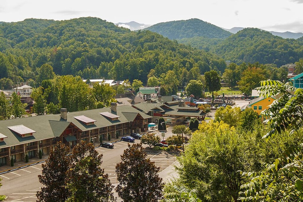 The Greystone Lodge on the River 41/50