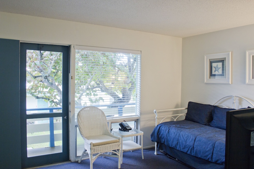 Seaspray Surf Lodge 44/56