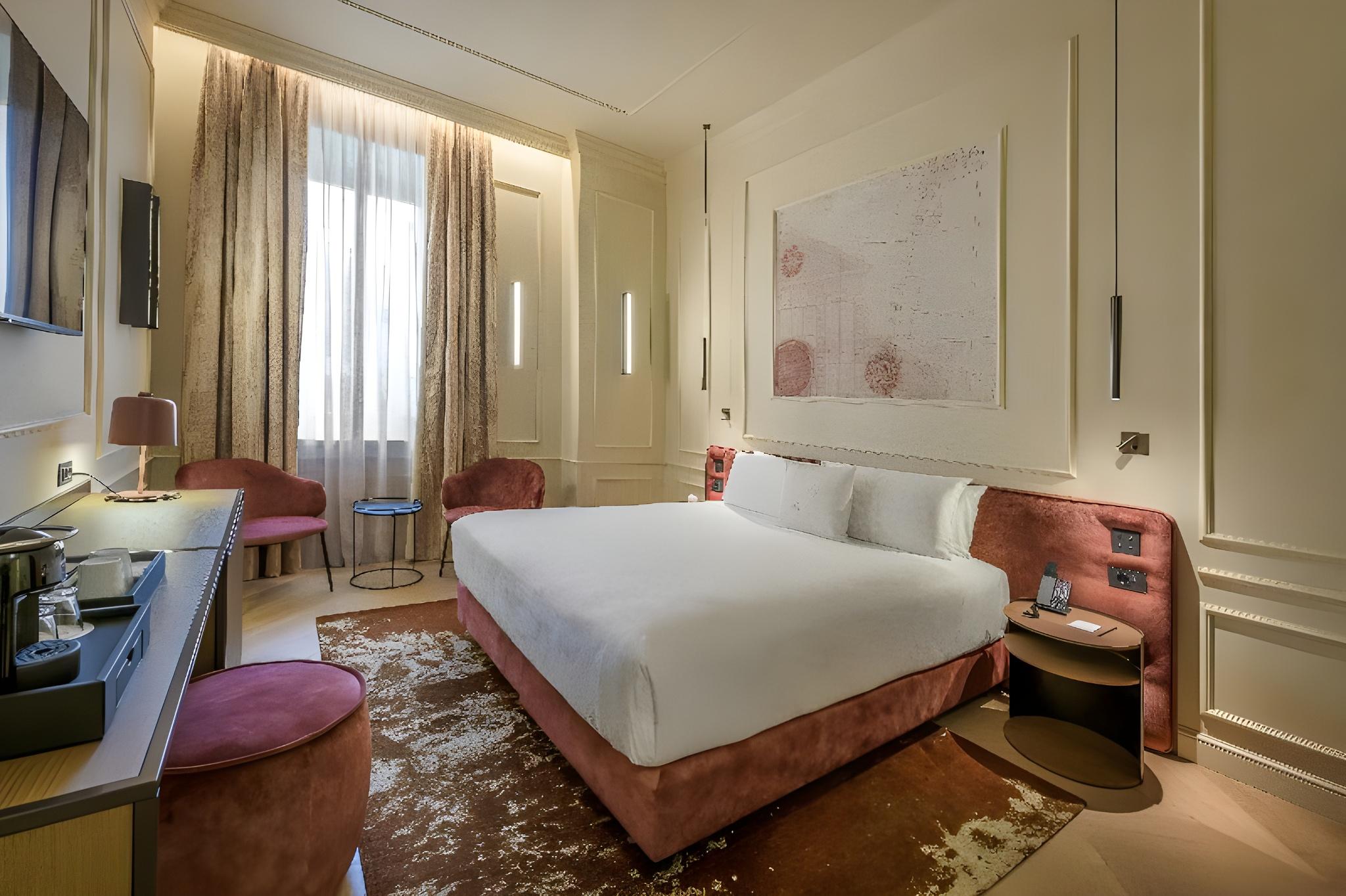DELUXE, DOUBLE BED, COURT VIEW