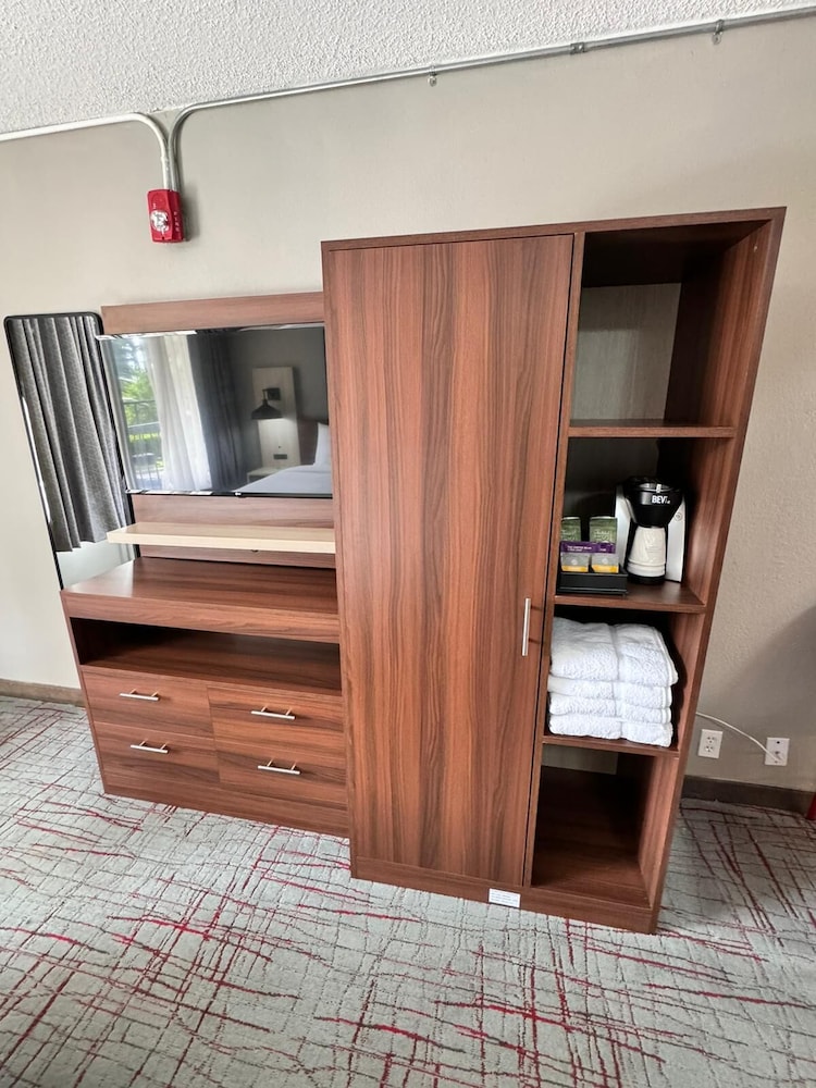 Hawthorn Extended Stay by Wyndham Columbia / Ft. Jackson 8/55