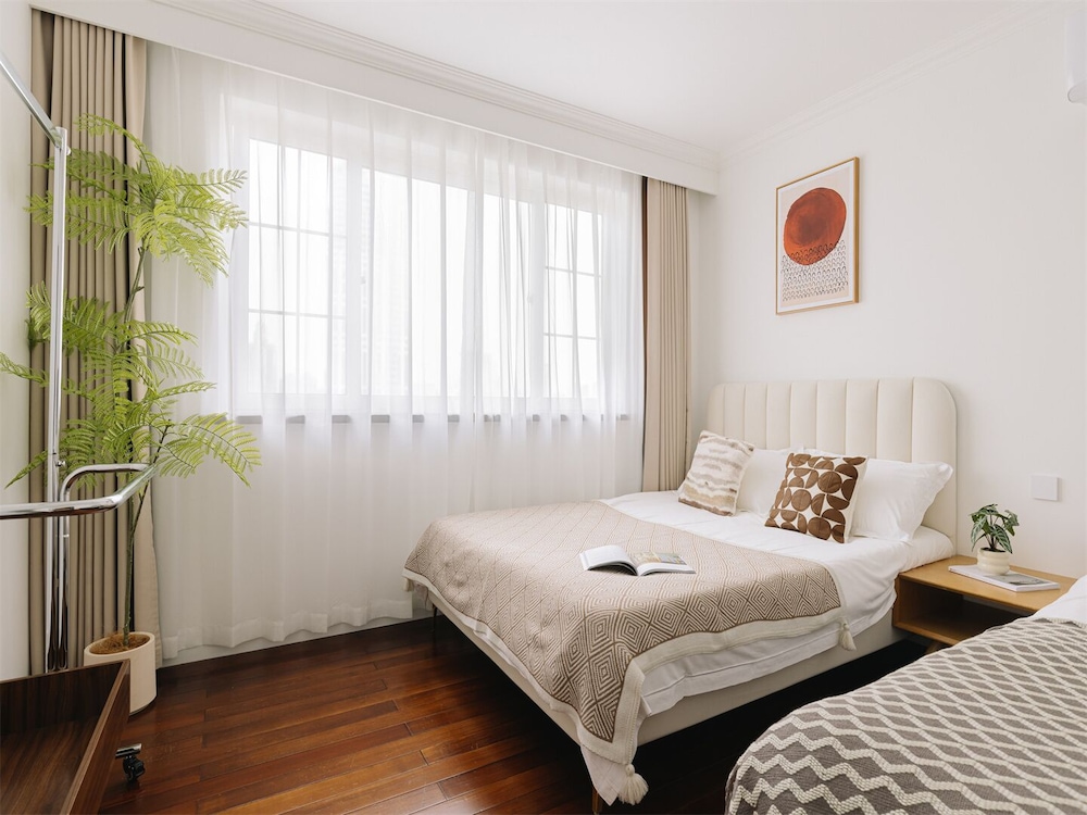 4 Bedrooms, Senior, Apartment, Futon Bed, 2 Queen Beds, City View, Bathtub، Book and Bed-People's Square 6/10